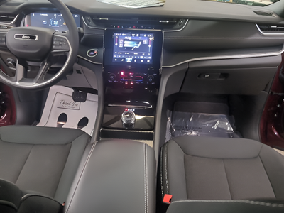 2025 Jeep Grand Cherokee GRAND CHEROKEE L LAREDO X 4X4