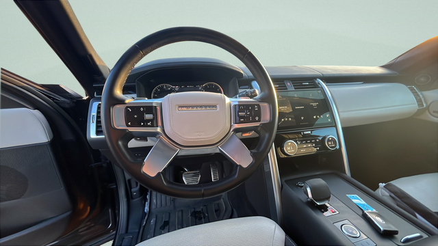 2023 Land Rover Discovery Metropolitan Edition